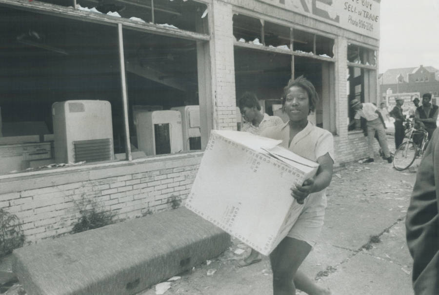 Looting Riot