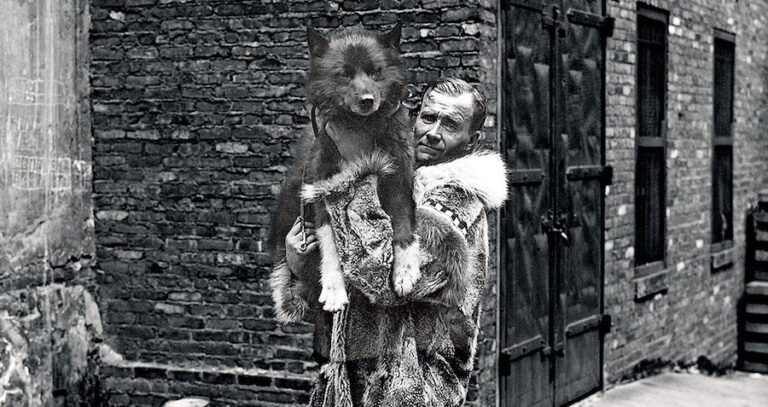 Gunnar Kaasen Holding Up Balto Outside