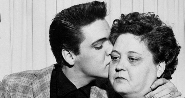 Elvis Kissing Gladys